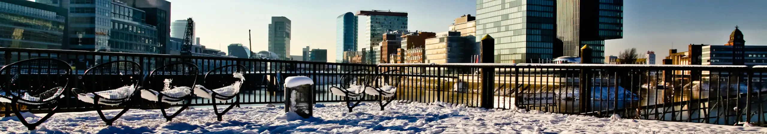 Verschneite Stadtansicht im Medienhafen Düsseldorf – zuverlässiger Winterdienst von Immobilien Service Mauss.