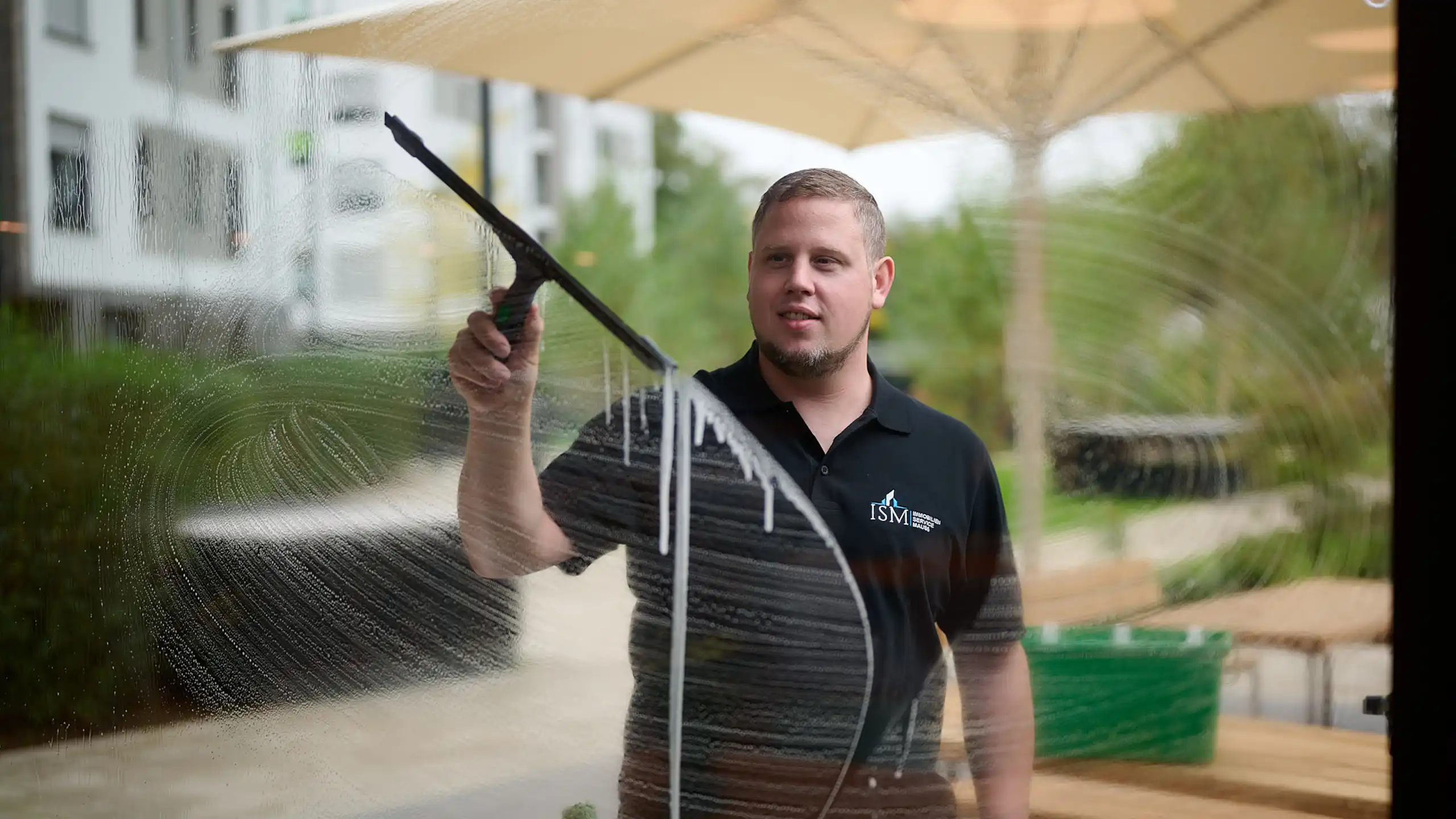 Professionelle Glasreinigung und Fassadenreinigung in Düsseldorf und Umgebung. Glas- und Fassadenreinigung mit nachhaltigen Mitteln für die Reinigung von Fenstern und Fassaden.