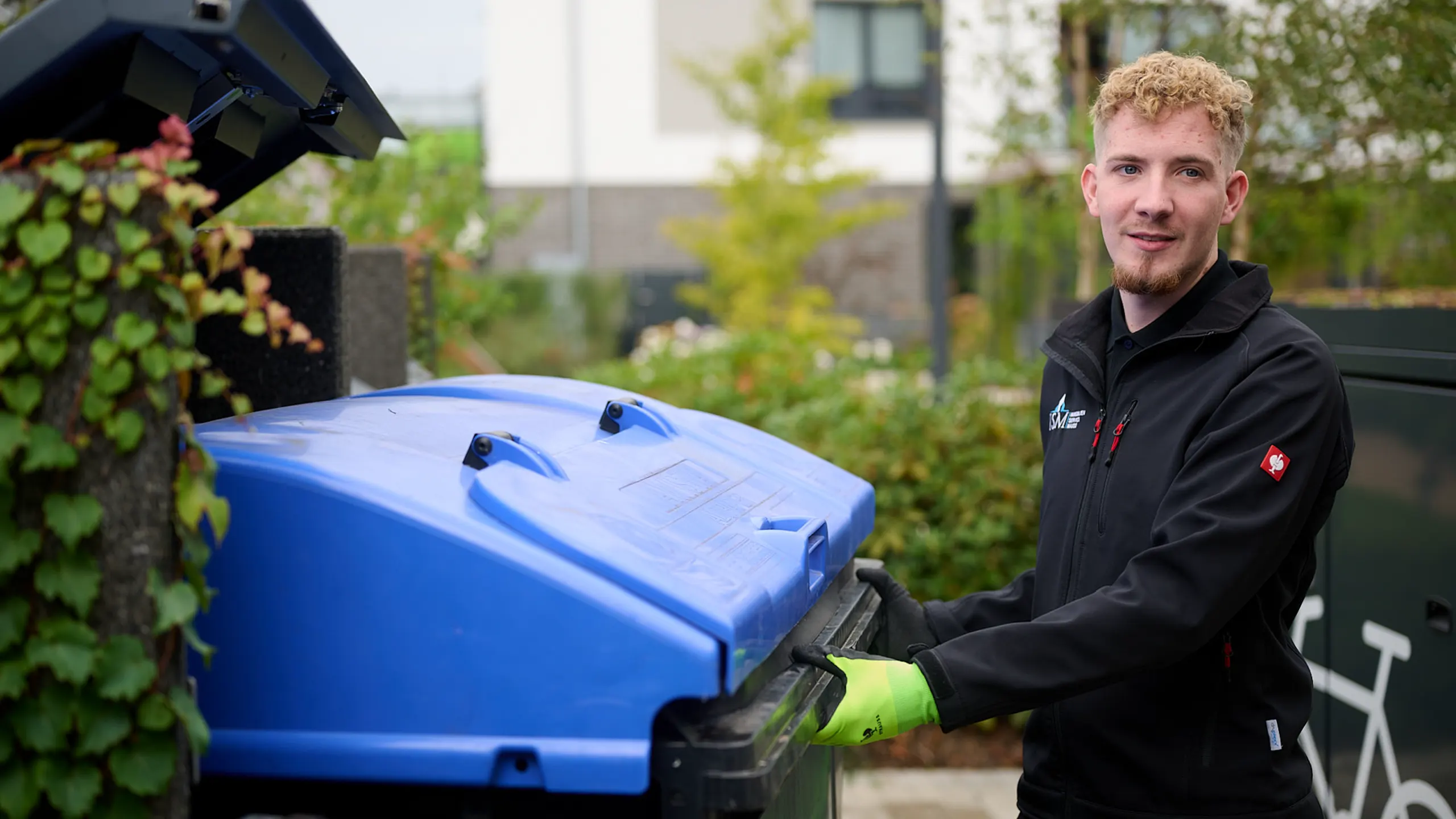 Hausmeisterservice für Gewerbe, gewerblicher Hausmeisterservice durch Fachpersonal des Reinigungsunternehmens in Düsseldorf und Umgebung. Bereitstellen von Müllcontainer zur Abholung.
