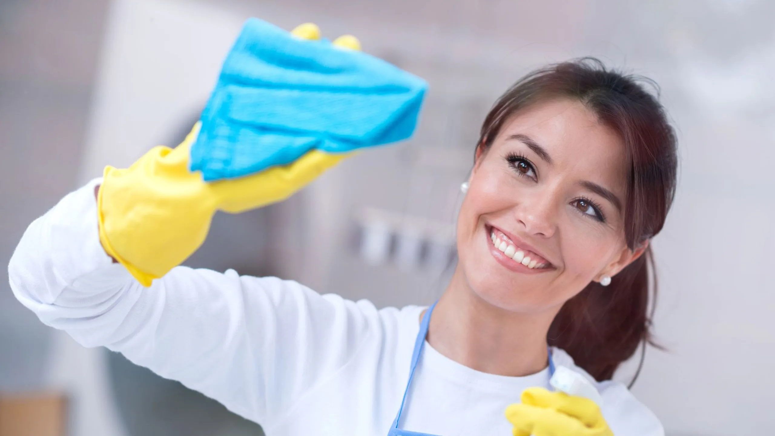 Immobilien Service Mauss Gewerbereinigung und Facility Management für Büroreinigung, Arztpraxen Reinigung, Reinigungsfachkraft reinigt Büro mit hygienischen Mitteln.