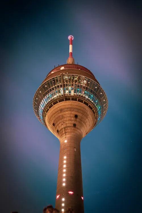 Einsatzgebiete des Reinigungsdienst aus Düsseldorf und Umgebung Immobilienservice Mauss in Nordrhein Westfalen. Düsseldorfer Fernsehturm am Rhein mit Ausblick über die Stadt.