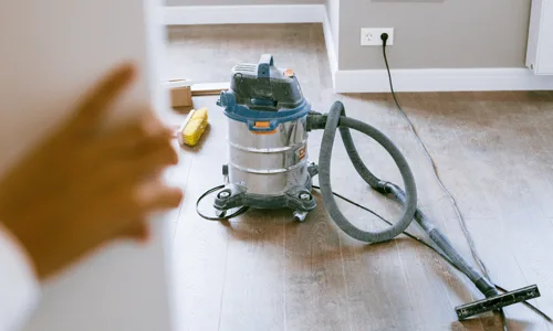 Bauendreinigung Dienstleistung der Firma Immobilien Service Mauss, Bauendreinigung mit Industriesauger.