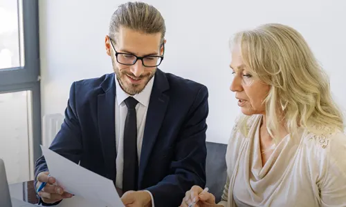 Beratungsgespräch zwischen Immobilien Service Mauss Experten und Kunden im Bereich infrastrukturelles Facility Management in Düsseldorf.