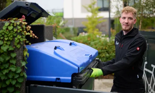 Hausmeister vom Immobilien Service Mauss entsorgt Papiermüll im Rahmen des Hausmeisterdienstes in Düsseldorf.