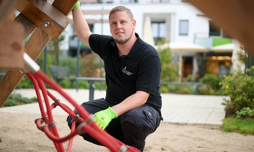 Zufriedene Mitarbeiter eines Reinigungsunternehmens in Düsseldorf und Umgebung. Fachunternehmen für Gewerbereinigung.