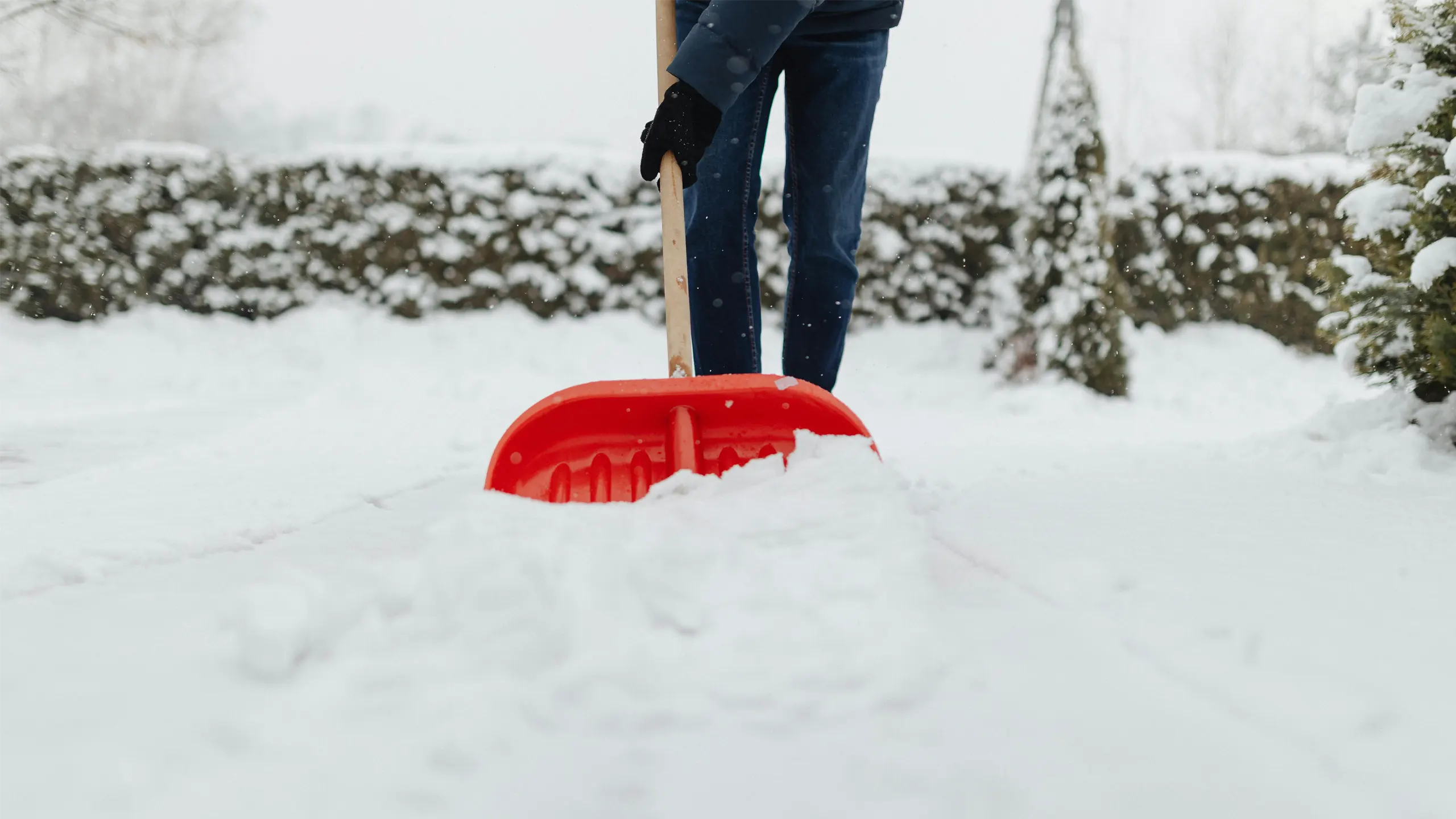 Winterdienst für Gewerbe, gewerblicher Winterdienst durch eine Reinigungskraft des Reinigungsunternehmens in Düsseldorf und Umgebung. Räumung von Gehwegen und Einfahrten, Beseitigung von Schnee.