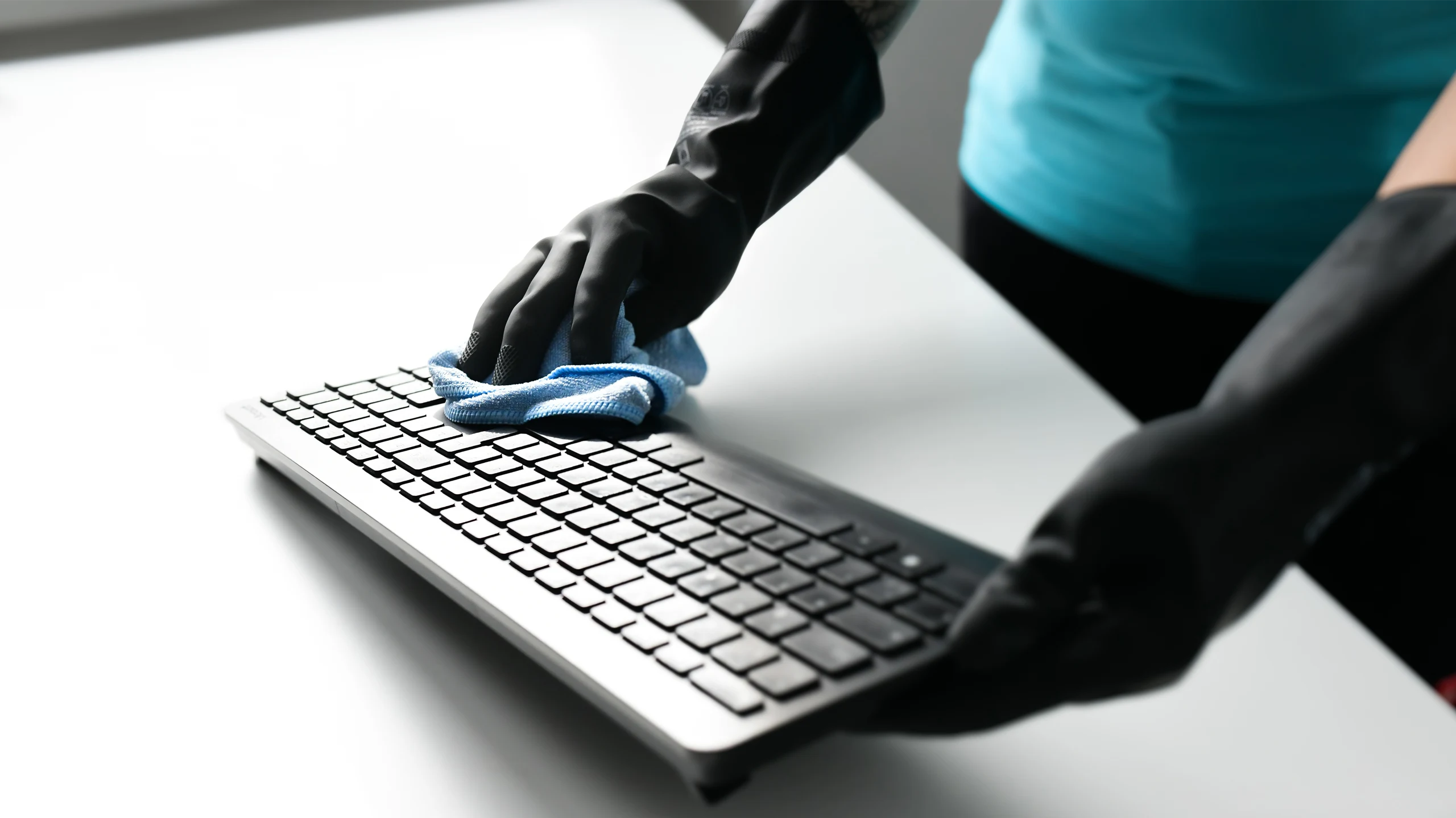 Mitarbeiterin von Immobilien Service Mauss bei der Reinigung einer Computertastatur – hygienische und gründliche Büroreinigung für saubere Arbeitsplätze.