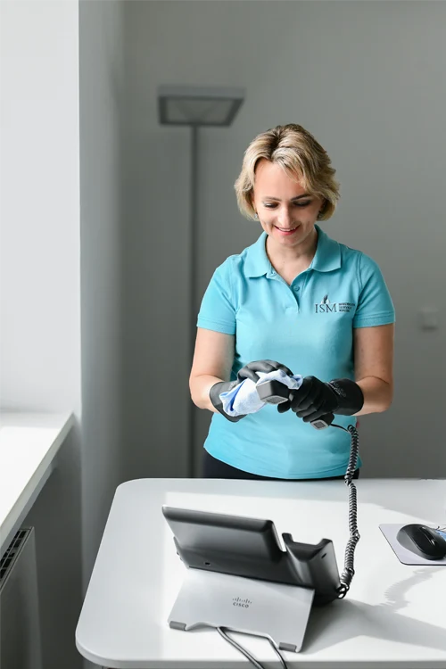 Reinigungskräfte von Immobilien Service Mauss bei der gründlichen Büroreinigung – individuelle Reinigungsintervalle, moderne Methoden und höchste Hygienestandards.