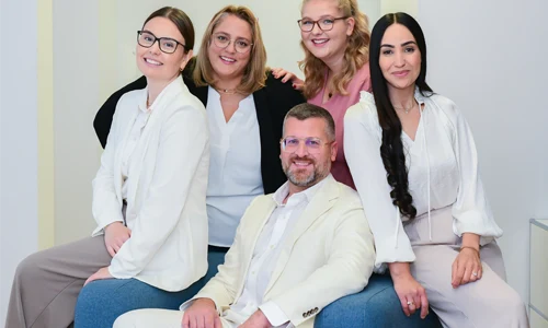 Das Team von Immobilien Service Mauss – qualifizierte und engagierte Mitarbeitende, die für persönliche Beratung, umfassenden Facility-Management-Service und professionelle Gebäudereinigung stehen.